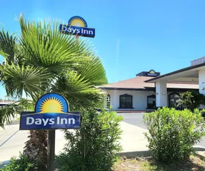 Photo 2 - Days Inn by Wyndham Portland/Corpus Christi