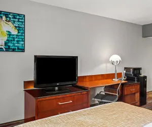 Photo 5 - Travelodge by Wyndham Bloomington