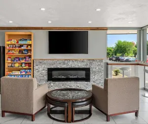 Photo 4 - Travelodge by Wyndham Bloomington