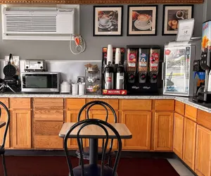 Photo 2 - Travelodge by Wyndham Bloomington