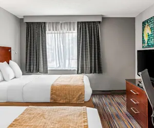 Photo 5 - Travelodge by Wyndham Bloomington
