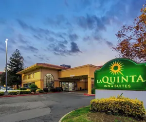 Photo 2 - La Quinta Inn & Suites by Wyndham Oakland - Hayward