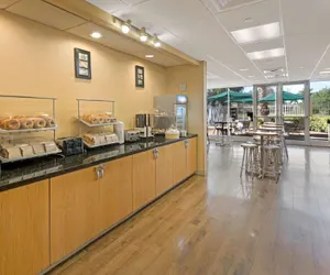 Photo 2 - La Quinta Inn & Suites by Wyndham Sunrise