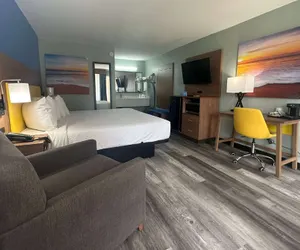 Photo 2 - Days Inn & Suites by Wyndham Jennings