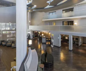 Photo 4 - Holiday Inn & Suites Phoenix Airport North by IHG