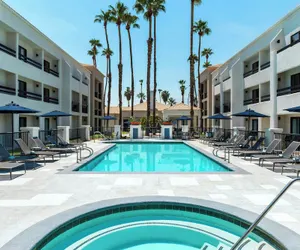 Photo 2 - Courtyard By Marriott Palm Springs