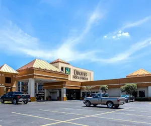 Photo 2 - Quality Inn & Suites Baton Rouge West – Port Allen