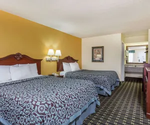 Photo 4 - Days Inn & Suites by Wyndham Warner Robins Near Robins AFB