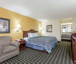 Photo 3 - Days Inn & Suites by Wyndham Warner Robins Near Robins AFB