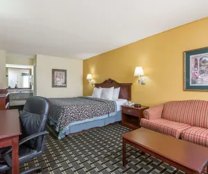 Photo 5 - Days Inn & Suites by Wyndham Warner Robins Near Robins AFB