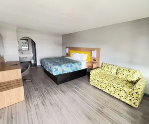 Photo 2 - Days Inn by Wyndham Gonzales