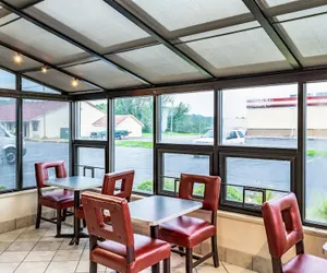 Photo 4 - Red Roof Inn Columbus - Taylorsville