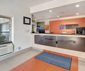 Photo 3 - Motel 6 Dallas, TX - Forest Lane