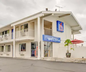 Photo 2 - Motel 6 Portland, OR - Central