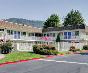 Photo 2 - Motel 6 Grants Pass, OR