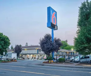 Photo 2 - Motel 6 Salem, OR