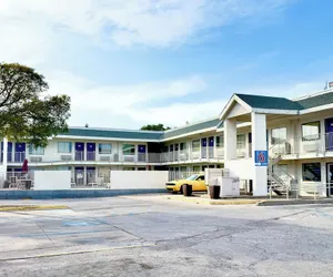 Photo 2 - Motel 6 Austin, TX - North Central