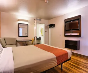 Photo 5 - Super 8 by Wyndham Petaluma