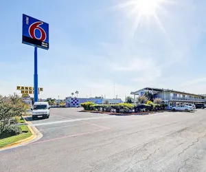 Photo 2 - Motel 6 Laredo, TX - South