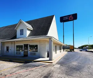 Photo 2 - Motel 6 Webster, TX - Houston - Nasa Lake