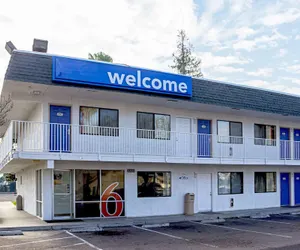 Photo 2 - Motel 6 Porterville, CA