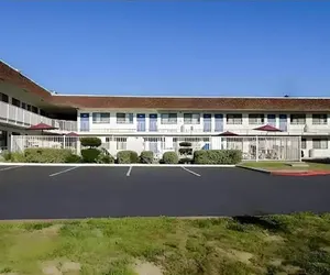 Photo 2 - Super 8 by Wyndham Turlock