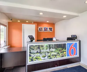 Photo 3 - Motel 6 Everett, WA - South