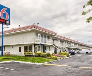 Photo 2 - Motel 6 Everett, WA - South