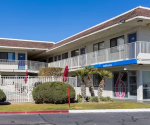 Photo 2 - Motel 6 Mojave, CA