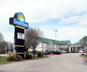 Photo 2 - Days Inn by Wyndham Denham Springs-Baton Rouge East