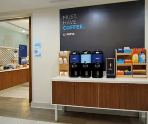 Photo 3 - Holiday Inn Express Ft. Lauderdale Cruise-Airport by IHG