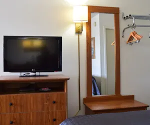 Photo 3 - Value Inn Livonia