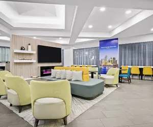 Photo 4 - La Quinta Inn & Suites by Wyndham Miami Airport West
