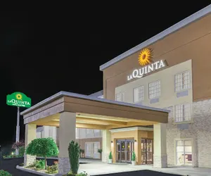 Photo 2 - La Quinta Inn & Suites by Wyndham Knoxville North I-75