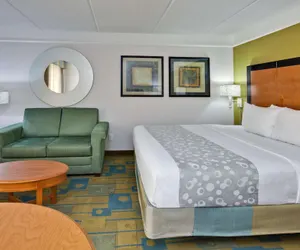 Photo 4 - La Quinta Inn & Suites by Wyndham Ft. Lauderdale Airport