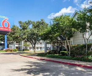 Photo 2 - Studio 6 Dallas, TX - Northwest
