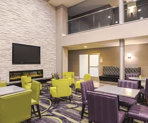 Photo 3 - La Quinta Inn & Suites by Wyndham Denver Airport DIA