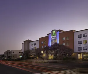 Photo 2 - Holiday Inn Express Suites Belmont, an IHG Hotel