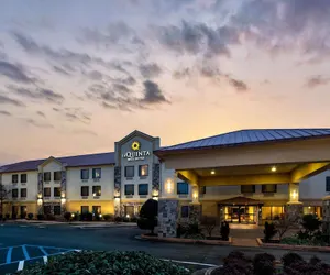 Photo 2 - La Quinta Inn & Suites by Wyndham LaGrange / I-85