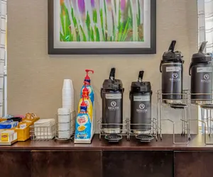 Photo 4 - La Quinta Inn & Suites by Wyndham Orlando Airport North
