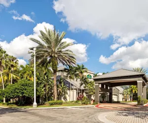 Photo 2 - La Quinta Inn & Suites by Wyndham Ft. Lauderdale Plantation