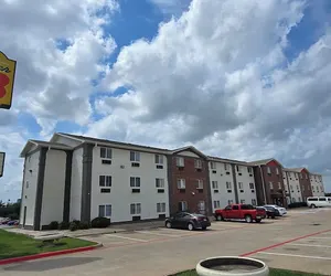 Photo 2 - Super 8 by Wyndham Irving DFW Airport/South
