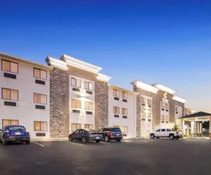 Photo 2 - Comfort Inn & Suites Pueblo