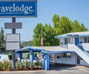 Photo 2 - Travelodge by Wyndham Grants Pass