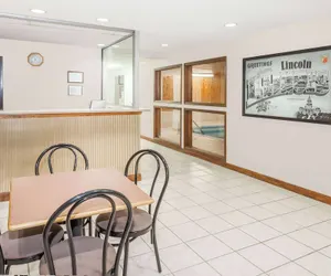 Photo 4 - Super 8 by Wyndham Lincoln