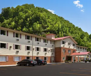 Photo 2 - Super 8 by Wyndham Prestonsburg
