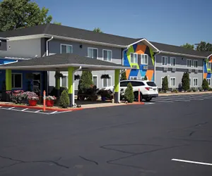 Photo 2 - Express Inn Parsons