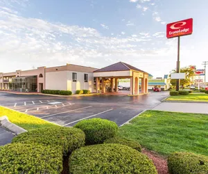 Photo 3 - Econo Lodge Inn & Suites