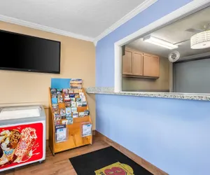 Photo 5 - Super 8 by Wyndham Gadsden AL