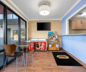 Photo 4 - Super 8 by Wyndham Gadsden AL